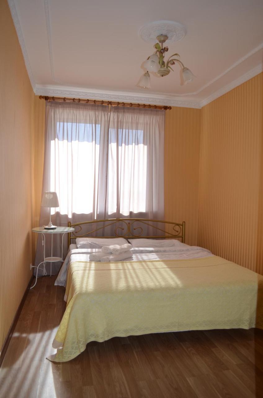 Apart Na Himnaziinoi Naberezhnii Kharkiv Exterior photo